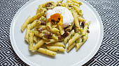 Penne s uzeným bůčkem a zastřeným vajíčkem