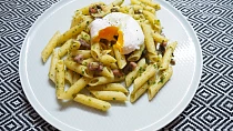 Penne s uzeným bůčkem a zastřeným vajíčkem