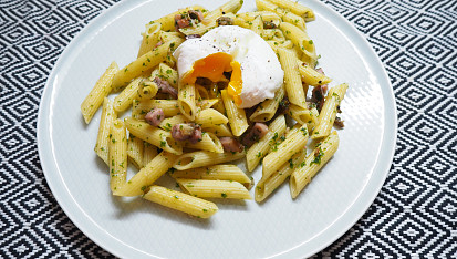 Penne s uzeným bůčkem a zastřeným vajíčkem