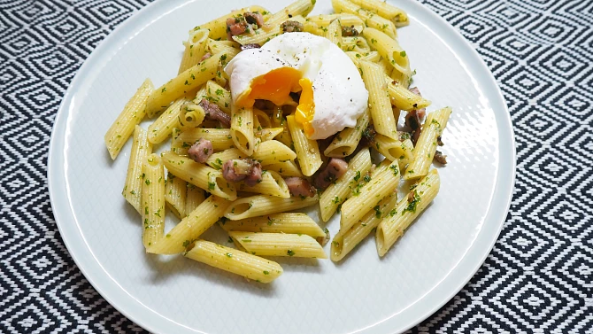 Penne s uzeným bůčkem a zastřeným vajíčkem