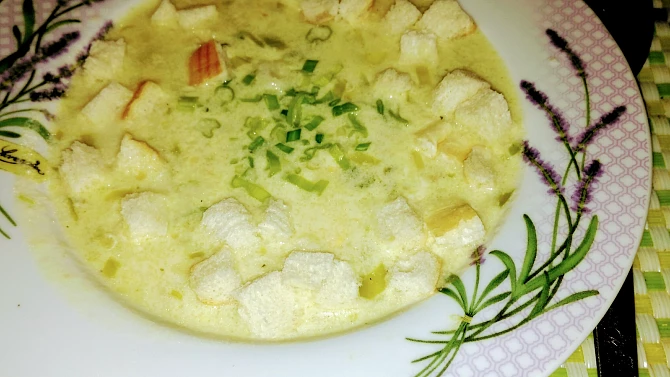Polévka pórková s Nivou, S krutónky.