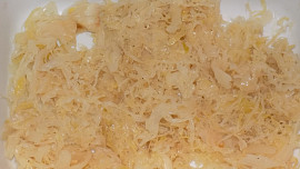 Brambory zapečené se zelím a uzeným masem