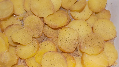 Brambory zapečené se zelím a uzeným masem
