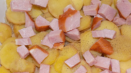 Brambory zapečené se zelím a uzeným masem