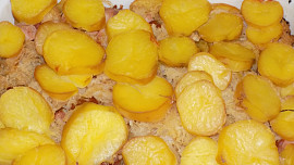 Brambory zapečené se zelím a uzeným masem