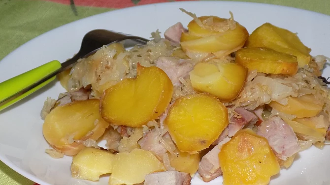 Brambory zapečené se zelím a uzeným masem