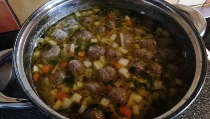 Knedlíčková polévka s nudlemi