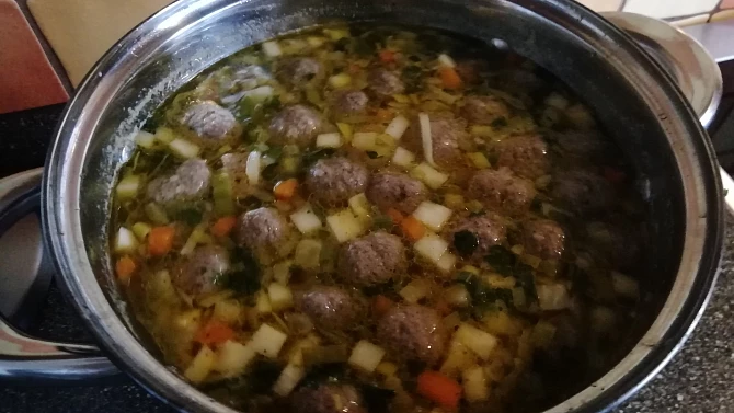 Knedlíčková polévka s nudlemi