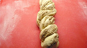 Kynutý pletenec s ořechovou nebo makovou náplní - pečený ve formě