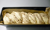 Kynutý pletenec s ořechovou nebo makovou náplní - pečený ve formě