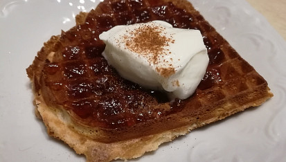 Belgické vafle, S malinovou marmeládou a jogurtem se skorici