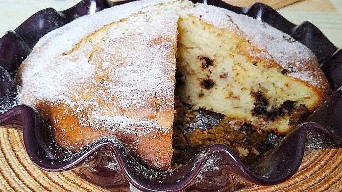 Jogurtový koláč s mandlemi, rozinkami a čokoládou, Jogurtový koláč s mandlemi, rozinkami a čokoládou.