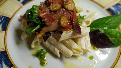 Penne Jamon Serano Rojo Verde se salátem s červenou cibulí a kapary