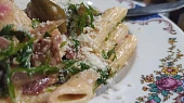 Penne Jamon Serano Rojo Verde se salátem s červenou cibulí a kapary