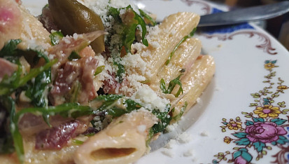 Penne Jamon Serano Rojo Verde se salátem s červenou cibulí a kapary