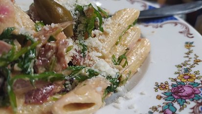 Penne Jamon Serano Rojo Verde se salátem s červenou cibulí a kapary