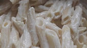 Penne Jamon Serano Rojo Verde se salátem s červenou cibulí a kapary