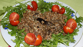 Pohankový salát se sušenými houbami