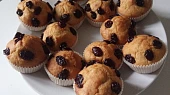 Banánové muffiny s čokoládou, Přidány na povrch brusinky.