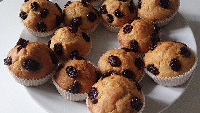 Banánové muffiny s čokoládou, Přidány na povrch brusinky.