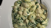 Gnocchi s kuřecím masem, špenátem a sýrovo-smetanovou omáčkou