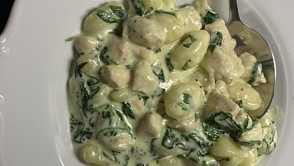 Gnocchi s kuřecím masem, špenátem a sýrovo-smetanovou omáčkou