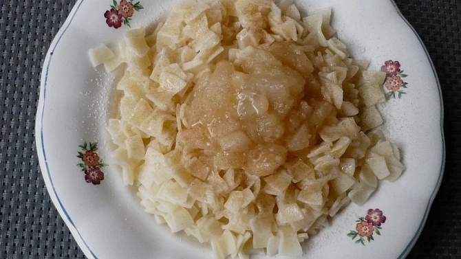 Nudle s jablky, Fleky s karamelizovanými jablky.