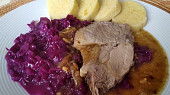 Pečená krkovička, hlávkové zelí s červeným vínem a bramborovým knedlíkem ( Pečená krkovička, hlávkové zelí s červeným vínem a bramborovým knedlíkem)