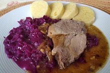  Pečená krkovička, hlávkové zelí s červeným vínem a bramborovým knedlíkem