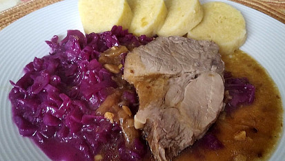Pečená krkovička, hlávkové zelí s červeným vínem a bramborovým knedlíkem,  Pečená krkovička, hlávkové zelí s červeným vínem a bramborovým knedlíkem