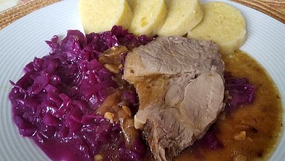 Pečená krkovička, hlávkové zelí s červeným vínem a bramborovým knedlíkem,  Pečená krkovička, hlávkové zelí s červeným vínem a bramborovým knedlíkem