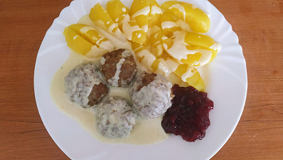 Švédské masové kuličky s omáčkou a brusinkami