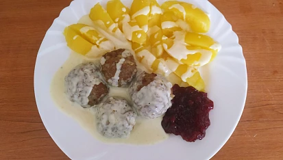 Švédské masové kuličky s omáčkou a brusinkami