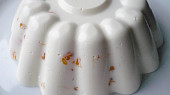 Tvarohové nepečené bábovičky s mandarinkami, Děláno ve větší silikonové formě .