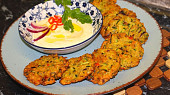 Cuketová pakora s kořeněným jogurtem