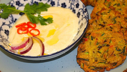 Cuketová pakora s kořeněným jogurtem