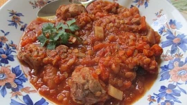 Králičí ragú s červenou čočkou