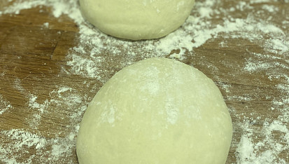 Kynutá pizza, Těsto - z uvedeného množství v receptu jsem udělala 6 takovýchto bochánků