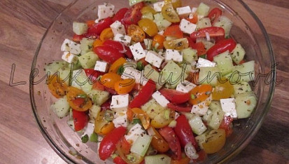 Barevný salát s balkánským sýrem s tzatziki
