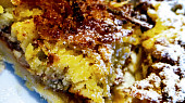 Bramborová natřásanka s jablky - starý lidový recept, V předu je pro názornost jeden kousek ponechaný bez cukru.
