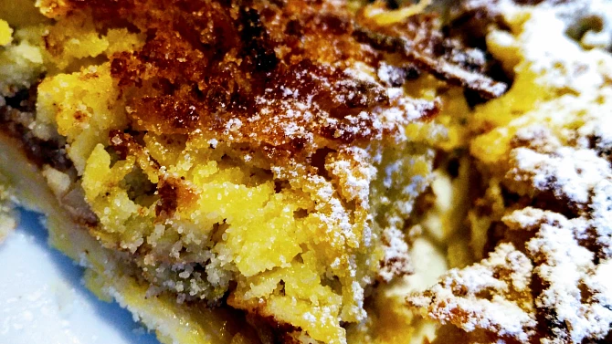 Bramborová natřásanka s jablky - starý lidový recept, V předu je pro názornost jeden kousek ponechaný bez cukru.
