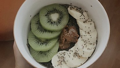 Chia pudink s ovocem a ořechovým máslem