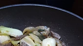 Hovězí steakové proužky s pak choi