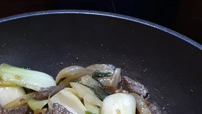 Hovězí steakové proužky s pak choi