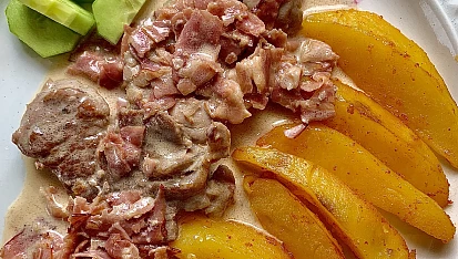 Medailonky z vepřové panenky na slanině se smetanovým sosem