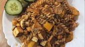Těstoviny s uzeným tofu, žampiony a paprikou