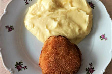 Přesně podle receptu, ale obalovala jsem 2x. Po rozkrojení krásně šťavnatý, výborný.