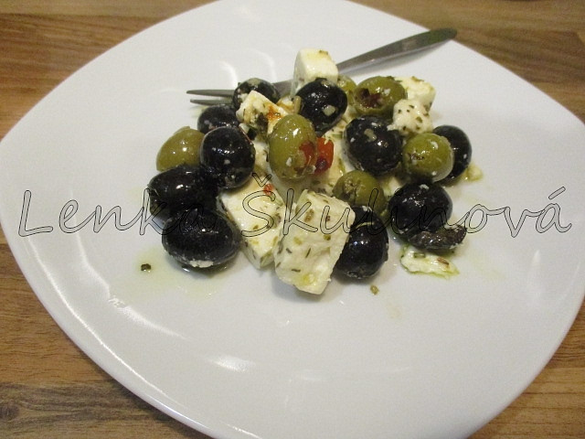 Olivový salát s balkánským sýrem