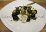 Olivový salát s balkánským sýrem
