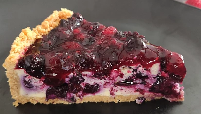 Tvarohový koláč s bobulovým ovocem - cheesecake
